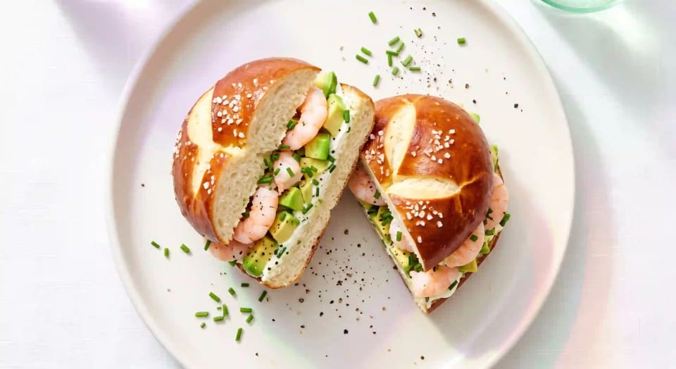 Photo de la recette Sandwich pain bretzel, crevettes et crémeux d'avocat, idée de déjeuner à 507 kcal par portion