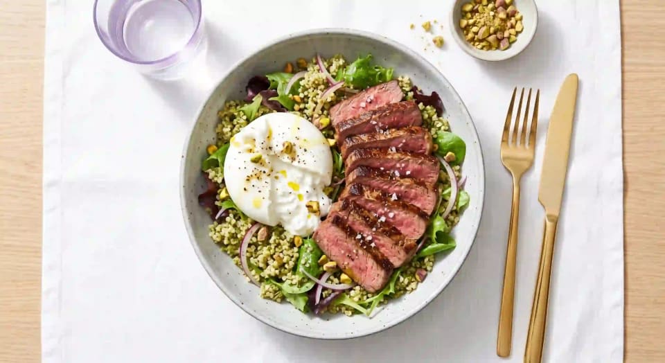 Photo de la recette Bœuf poêlé, quinoa au pesto et burrata fondante, idée de déjeuner à 757 kcal par portion