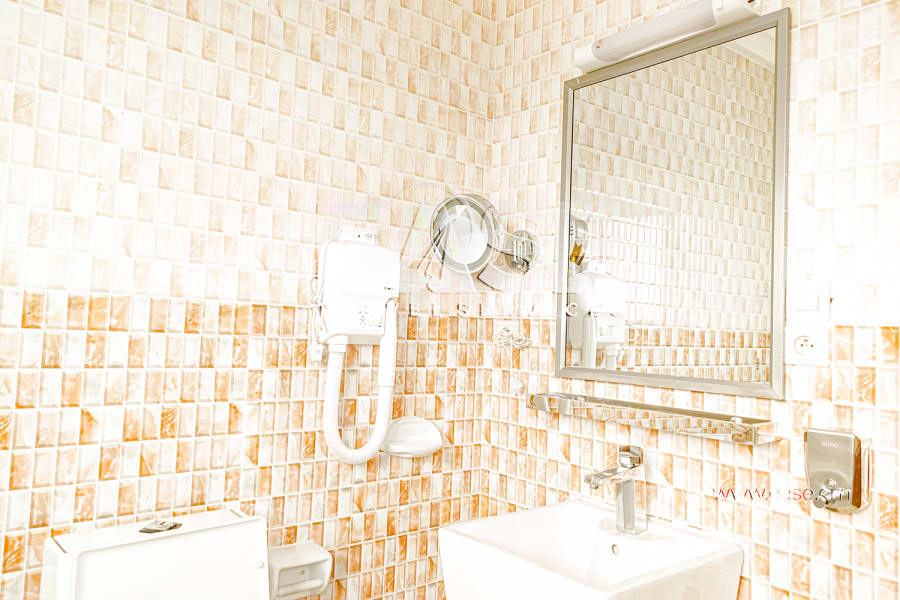 Très Bel Appartement meublé salon orange - Douala Ndogbong 13