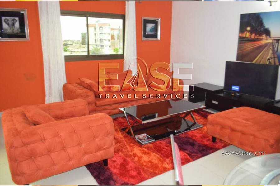 Très Bel Appartement meublé salon orange - Douala Ndogbong 1