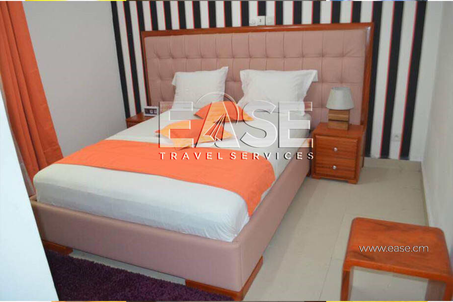 Très Bel Appartement meublé salon orange - Douala Ndogbong 4