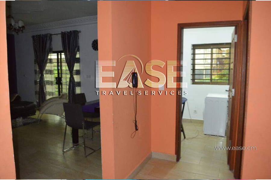 Très Bel Appartement meublé salon orange - Douala Ndogbong 6