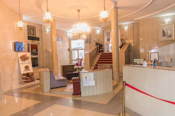 PENINSULA HOTEL SARL 30