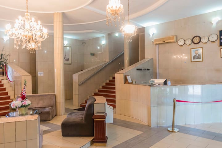 PENINSULA HOTEL SARL 32