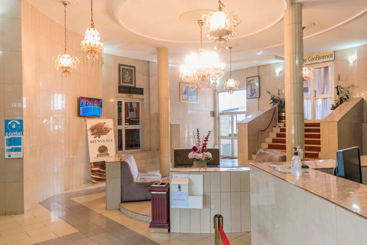 PENINSULA HOTEL SARL 34