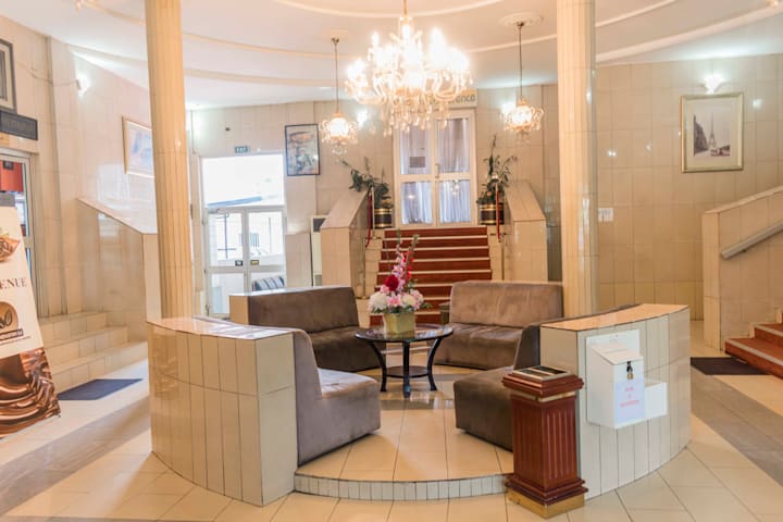 PENINSULA HOTEL SARL 35