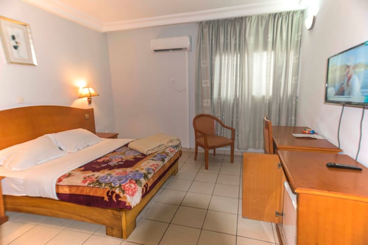 PENINSULA HOTEL SARL 44