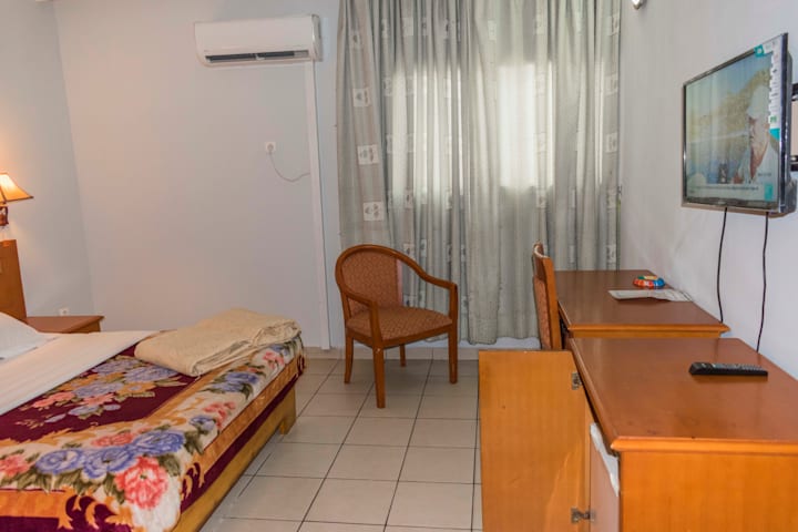 PENINSULA HOTEL SARL 45