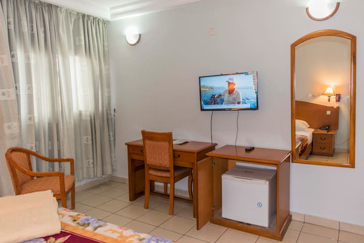PENINSULA HOTEL SARL 47
