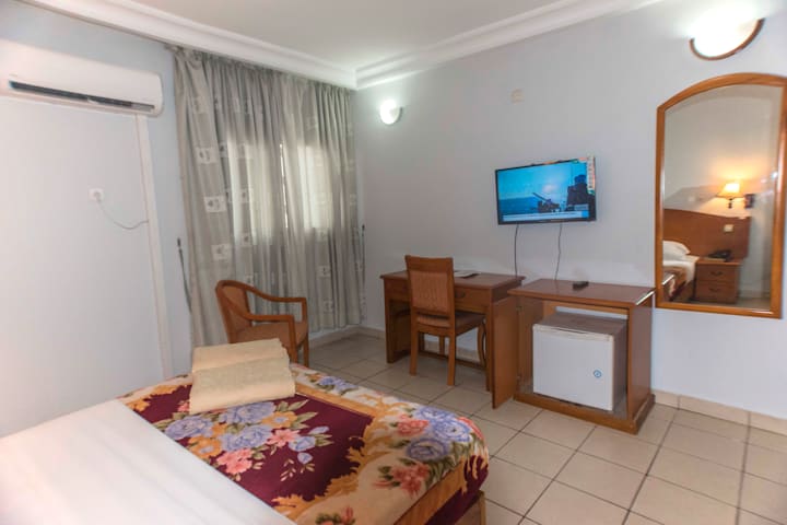 PENINSULA HOTEL SARL 48