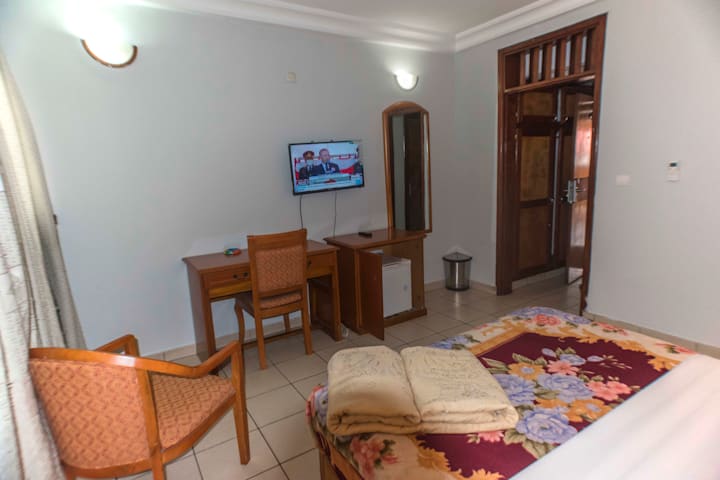 PENINSULA HOTEL SARL 49