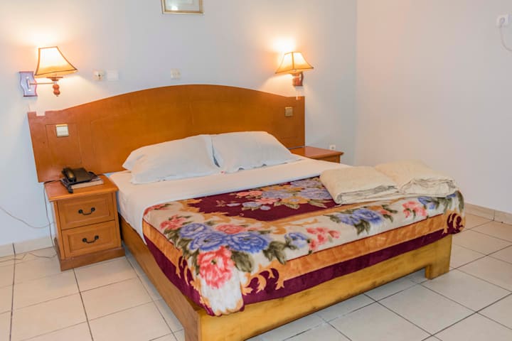 PENINSULA HOTEL SARL 50