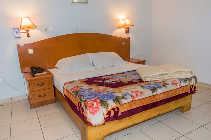 PENINSULA HOTEL SARL 51