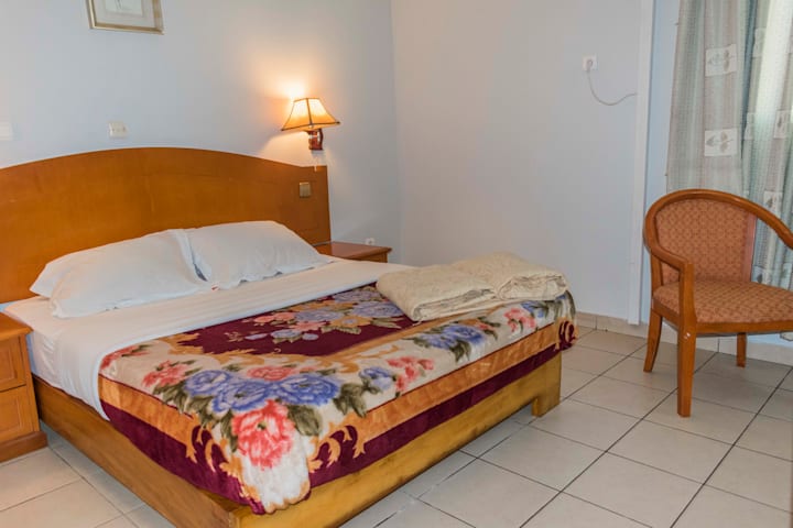 PENINSULA HOTEL SARL 52
