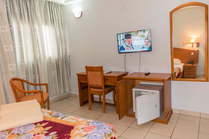 PENINSULA HOTEL SARL 53
