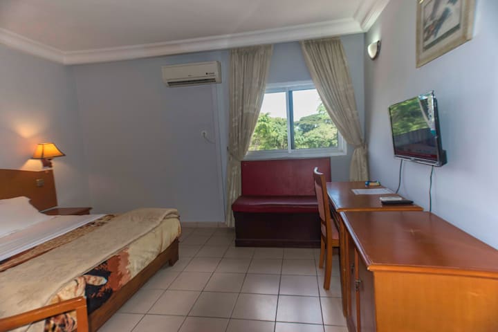 PENINSULA HOTEL SARL 56
