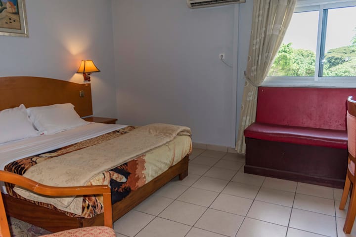 PENINSULA HOTEL SARL 58