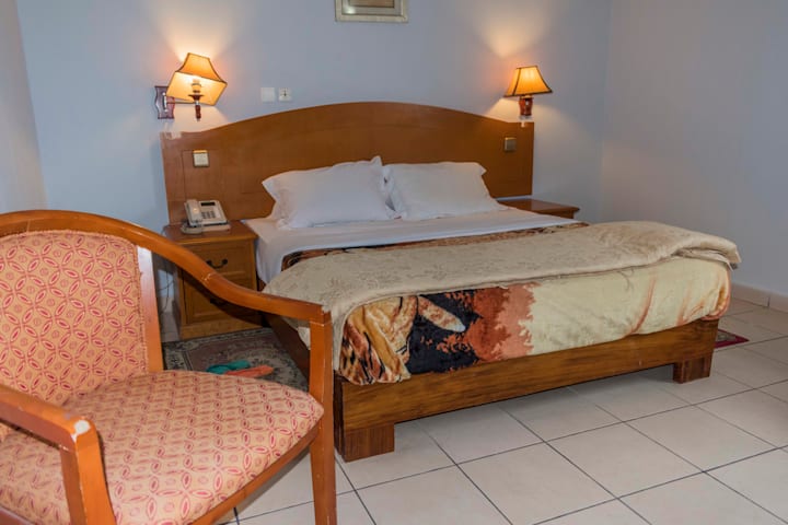 PENINSULA HOTEL SARL 60