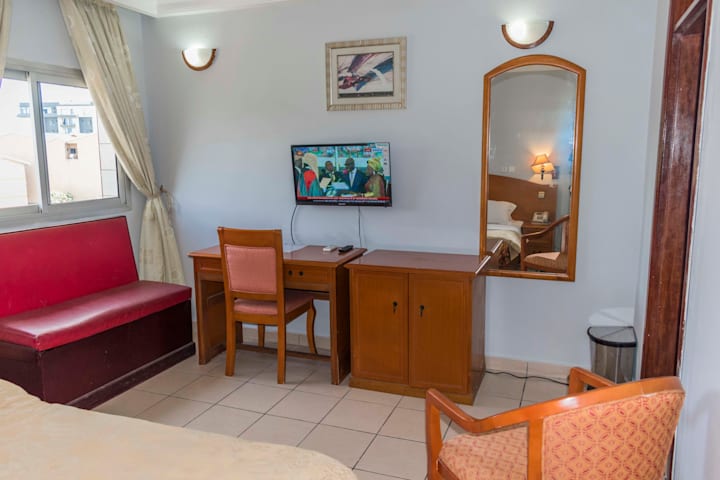 PENINSULA HOTEL SARL 62