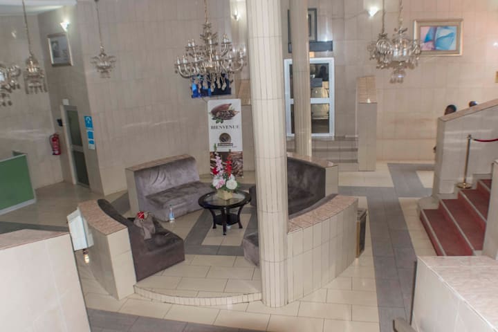 PENINSULA HOTEL SARL 36