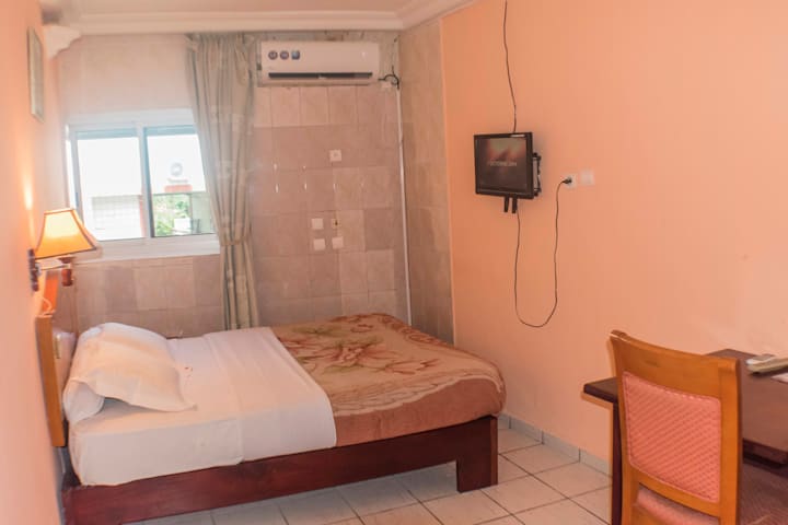 PENINSULA HOTEL SARL 37