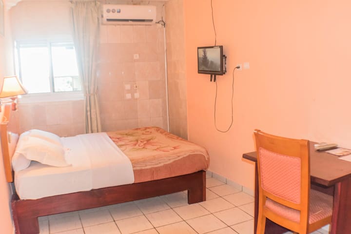 PENINSULA HOTEL SARL 38