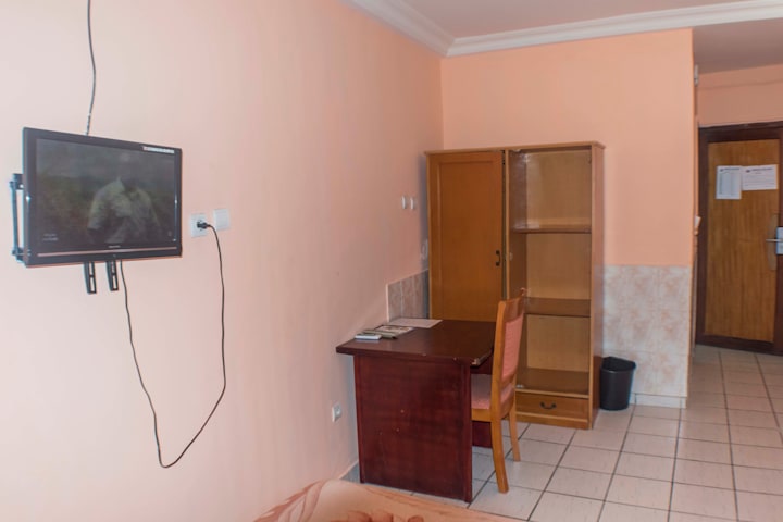 PENINSULA HOTEL SARL 40