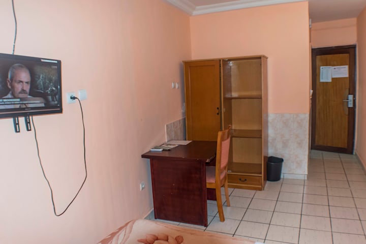 PENINSULA HOTEL SARL 41