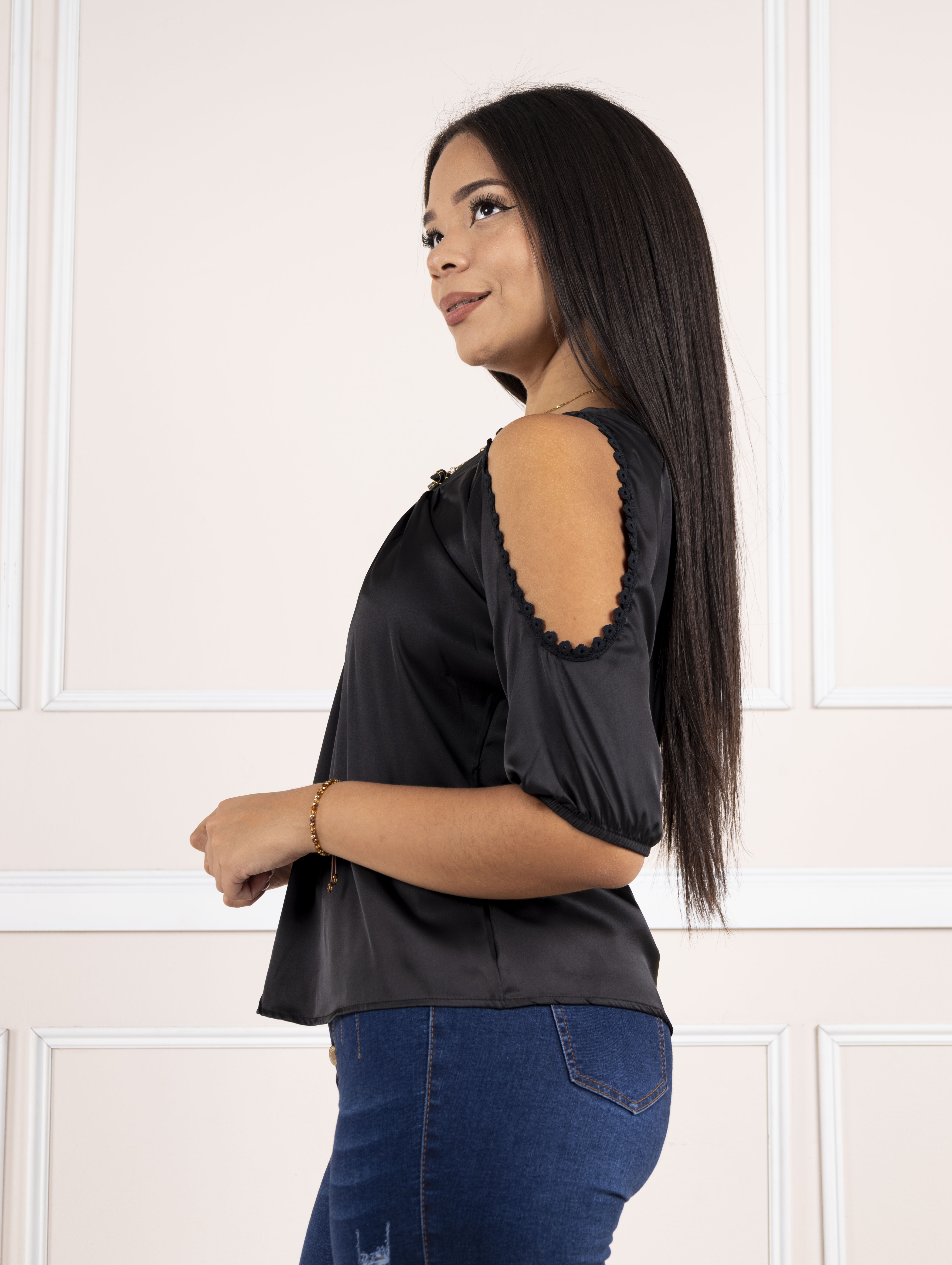 Luana-brillo sutil,presencia serena