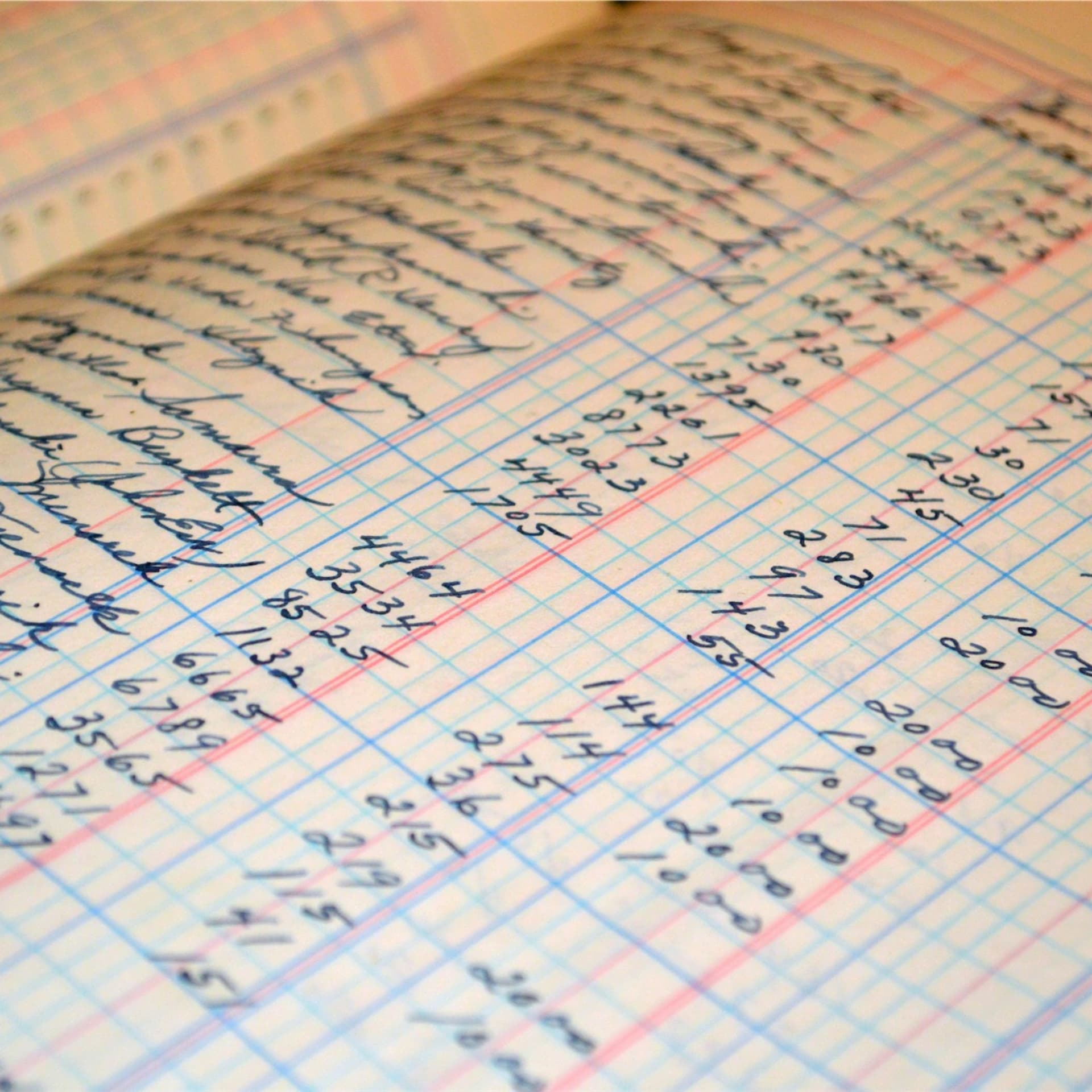 Hourglass and legal documents representing time limitations in debt recovery
