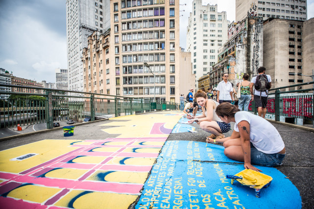 Fabio Piva O skyline de São Paulo foi pintado com mensagens inpiradoras