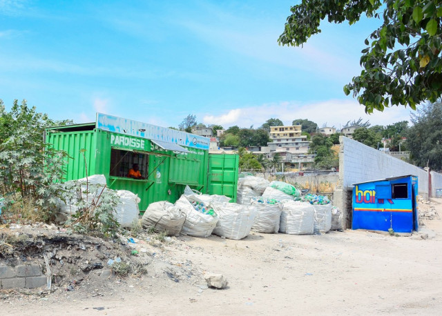 Plastic Bank/ Atlas of the world