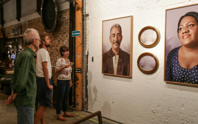olho da rua - Fotos de Priscila Marques Exposições - A abertura da exposição coletiva URBANICIDADE foi marcada por encontros e reencontros de gente interessada em discutir os caminhos da produção contemporânea a partir do diálogo entre arte e ocupação urbana. O happening aproximou artistas plásticos, designers, ilustradores, fotógrafos, empresários, colecionadores, críticos, jornalistas e visitantes de última hora, que chegaram até ali atraídos pelo caráter aberto e democrático da mostra.