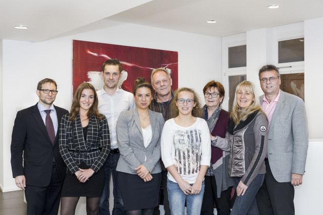 Daniel Auer Christa and Andreas Wiegert (on the right) support Janina Falk within the SOCIAL FRIENDS support program. The picture was taken at the office of our law firm cooperation partner (http://www.oehner.com/) where the contract was signed.