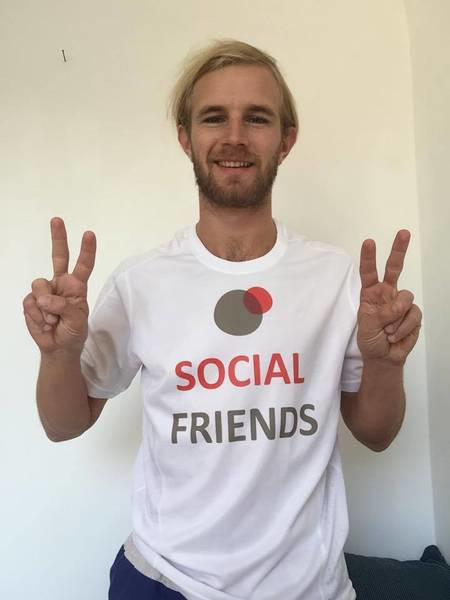 SOCIAL FRIENDS Goodie 1 - SOCIAL FRIENDS T-Shirt: Celebrity supporter Peter Hackmair is wearing our SOCIAL FRIENDS T-Shirt and can be bought at events or on our website.