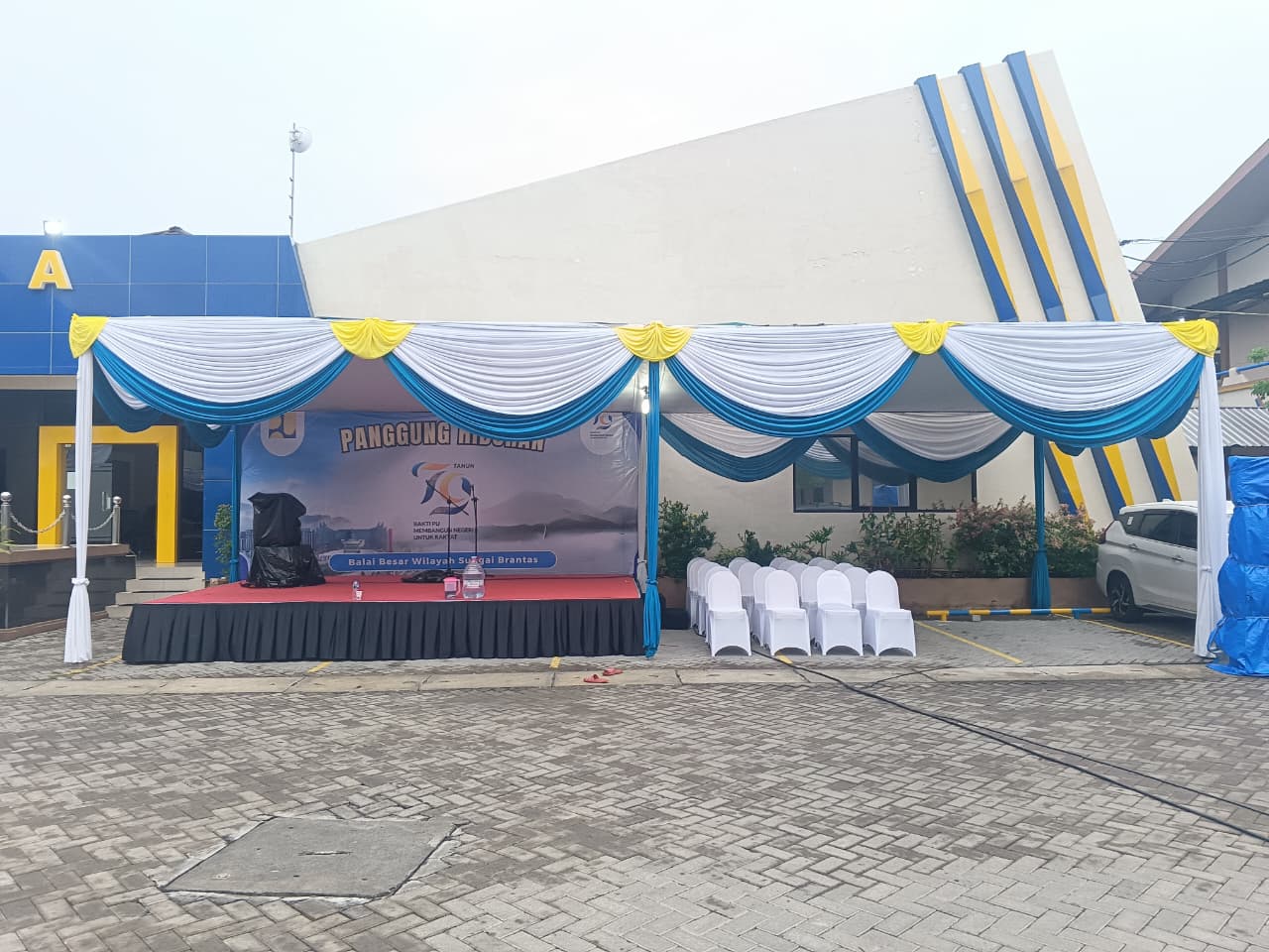 Sewa panggung praktis rigging ukuran 6x4 meter dengan karpet merah acara Harbak PU BBWS Brantas Surabaya