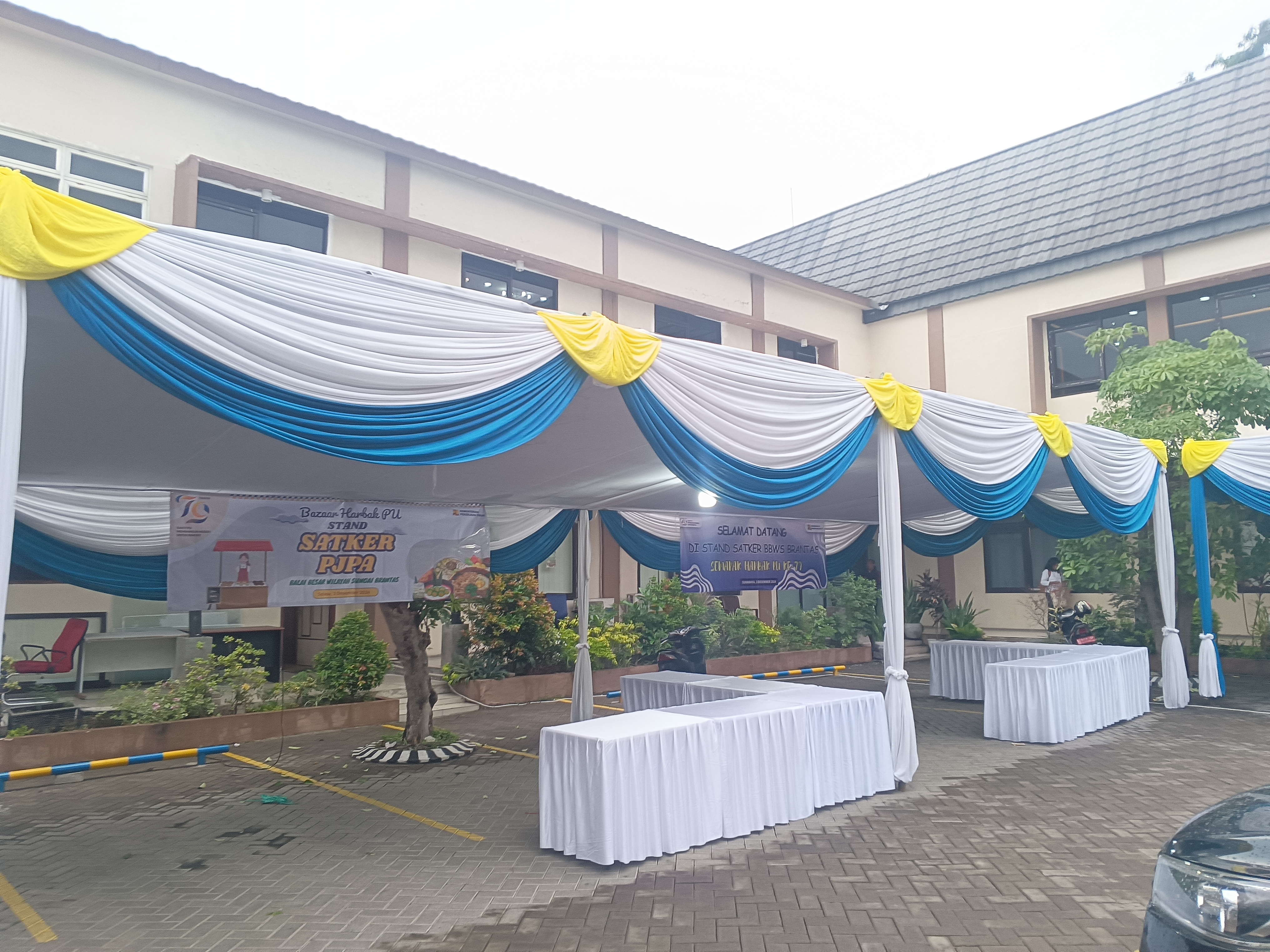 Setup sewa kursi banquet cover ketat dan meja skirting putih rapi untuk area makan tamu VIP event pemerintahan