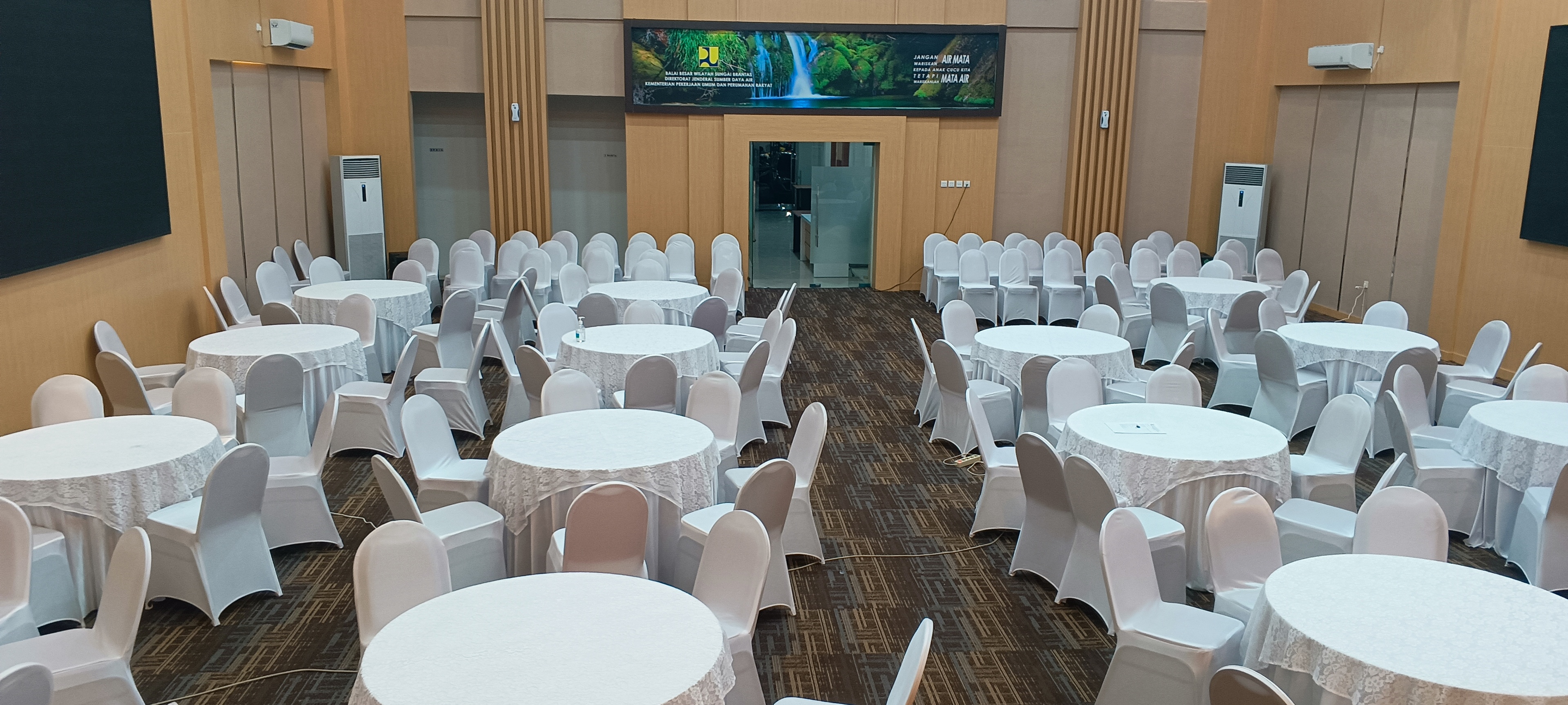 Penyewaan round table diameter 160cm dan kursi hotel bersih untuk acara indoor