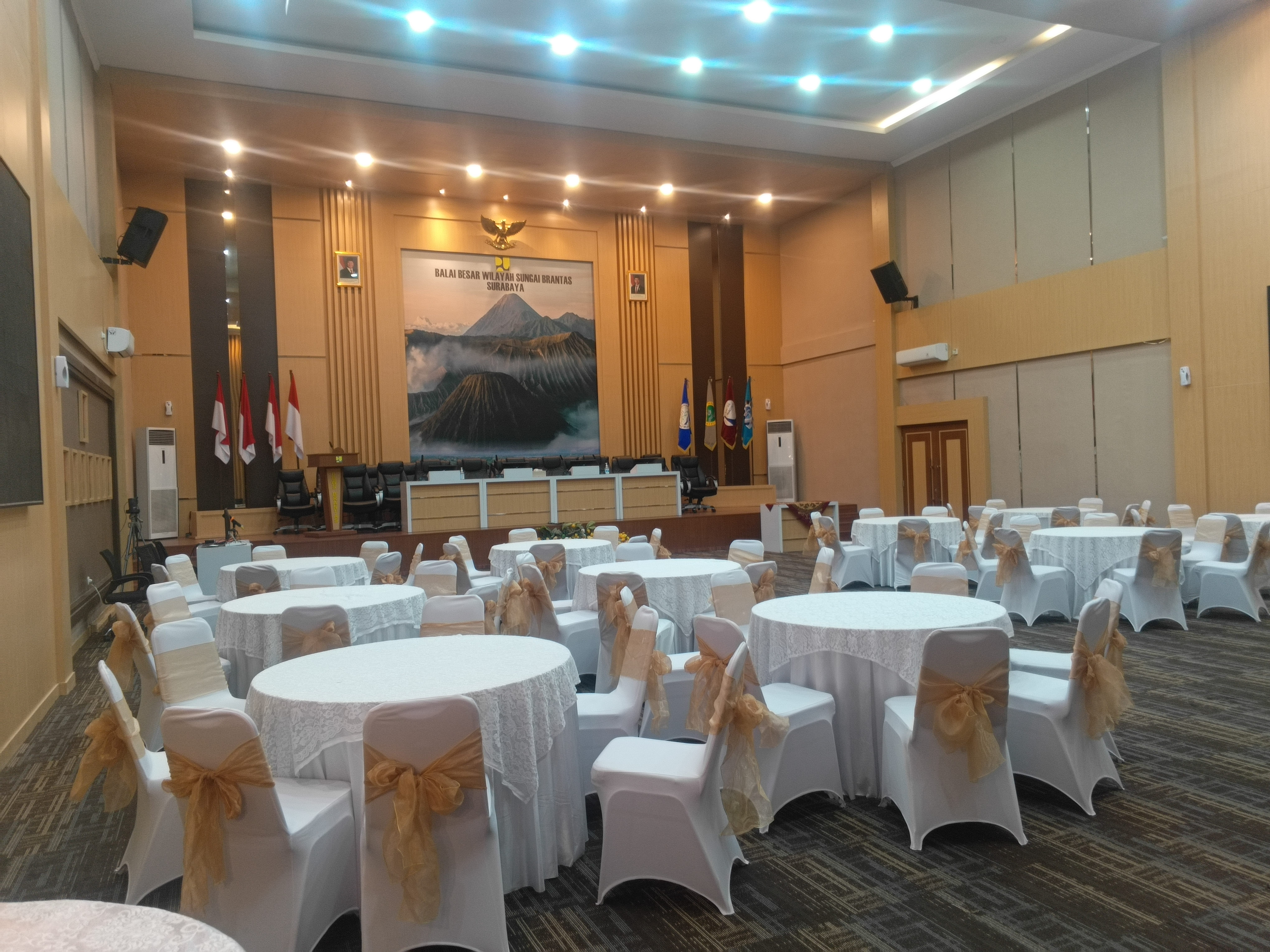 Sewa Meja Bulat & Kursi Futura VIP Setup Hall BBWS Brantas