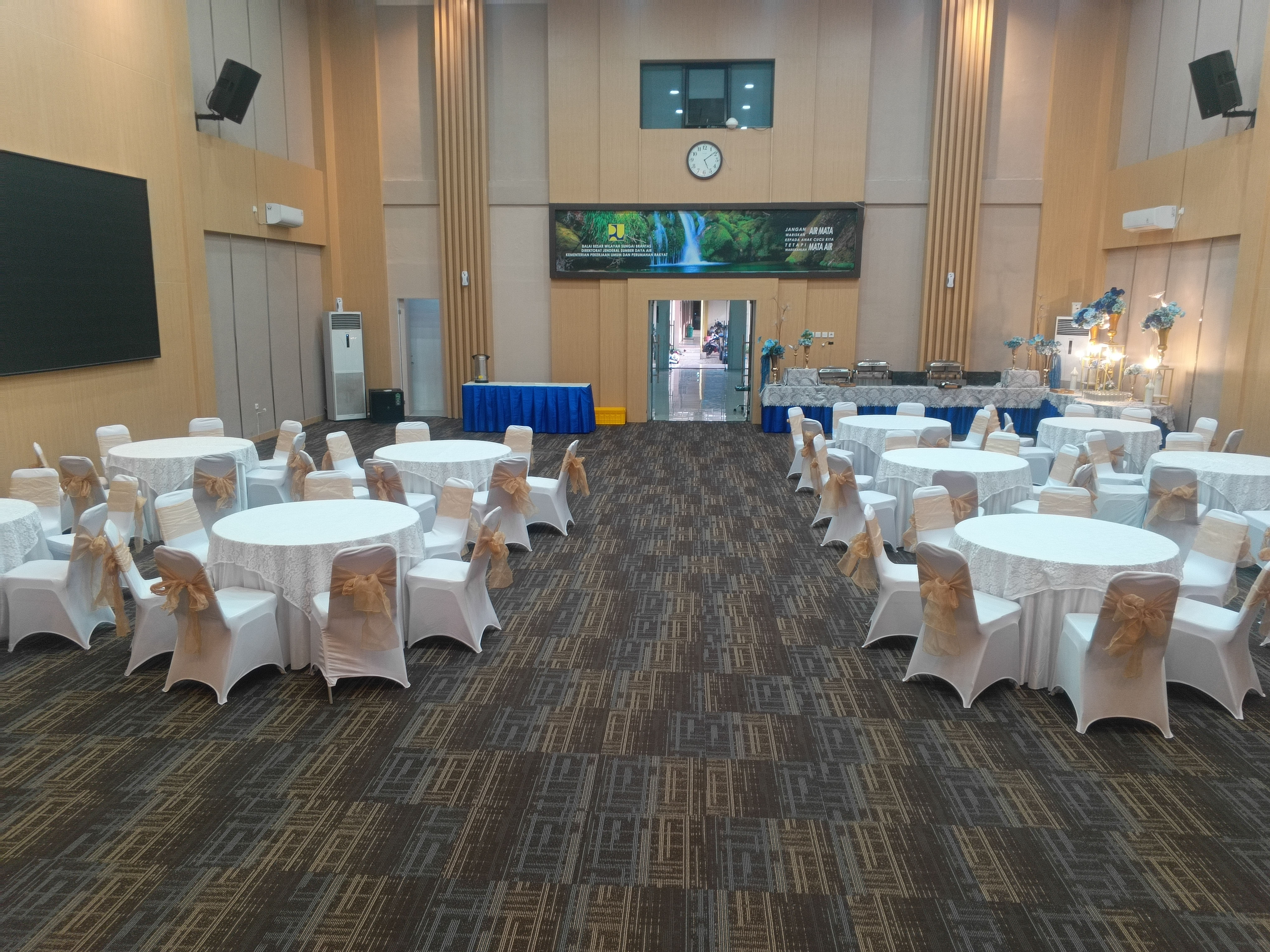 Layout ruangan rapat dinas dengan kursi futura cover putih dan dekorasi prasmanan