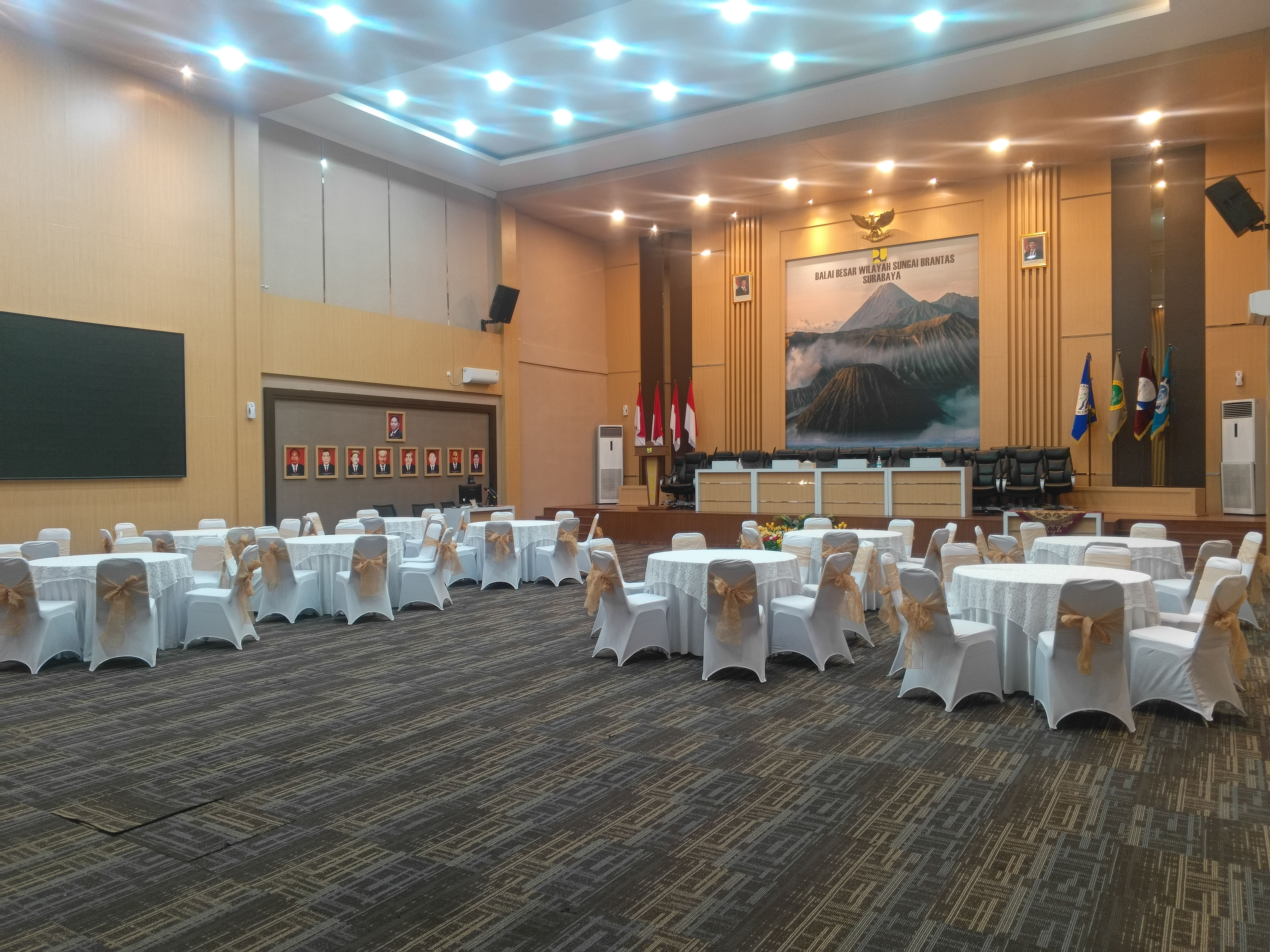Setup sewa meja bulat dan kursi banquet pita emas di Hall BBWS Brantas Surabaya