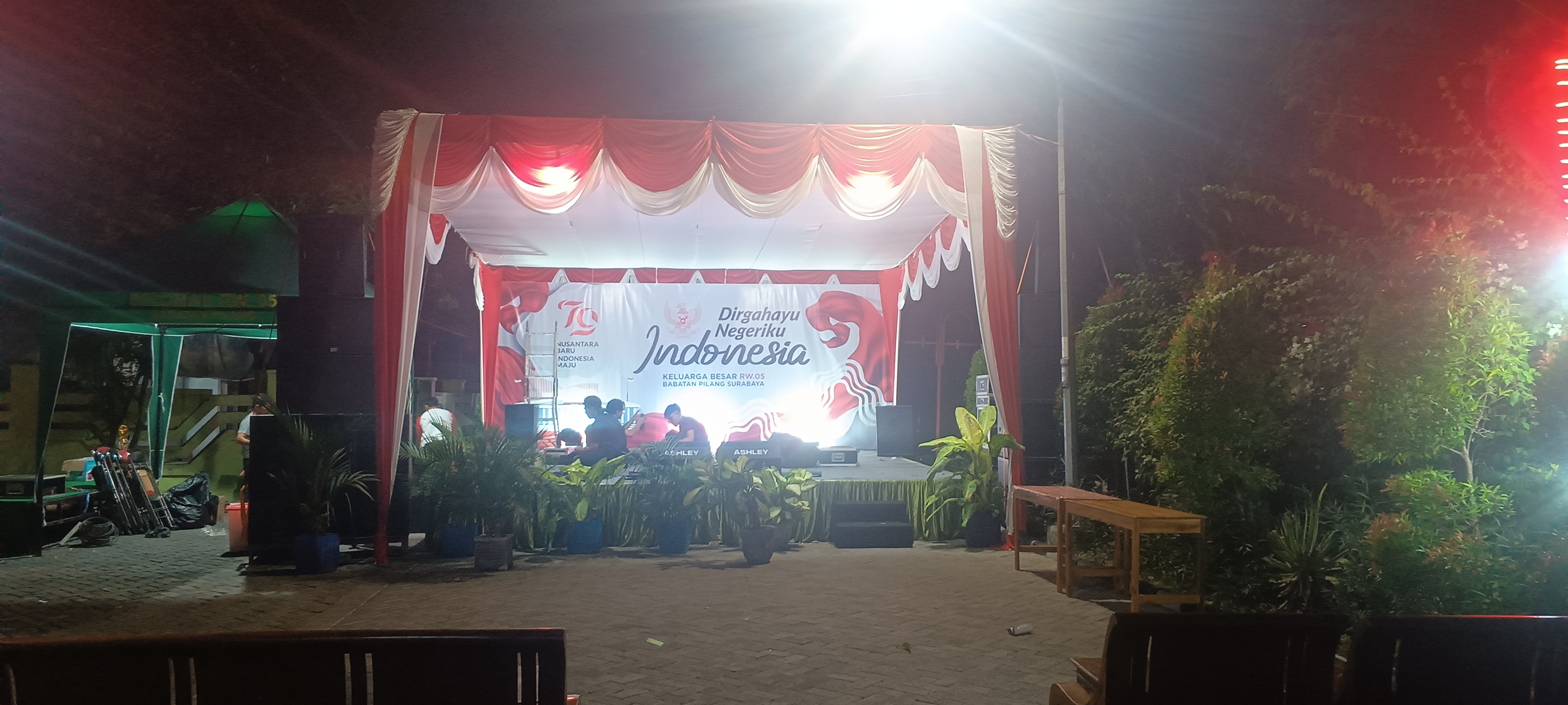 Panggung hiburan rakyat malam 17an lengkap dengan backdrop dirgahayu indonesia dan sound system