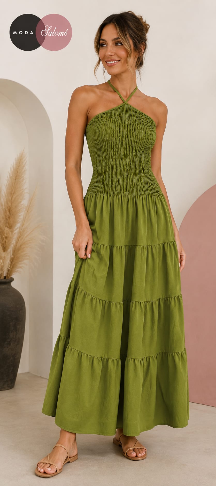 Vestido verde oliva con su escote halter