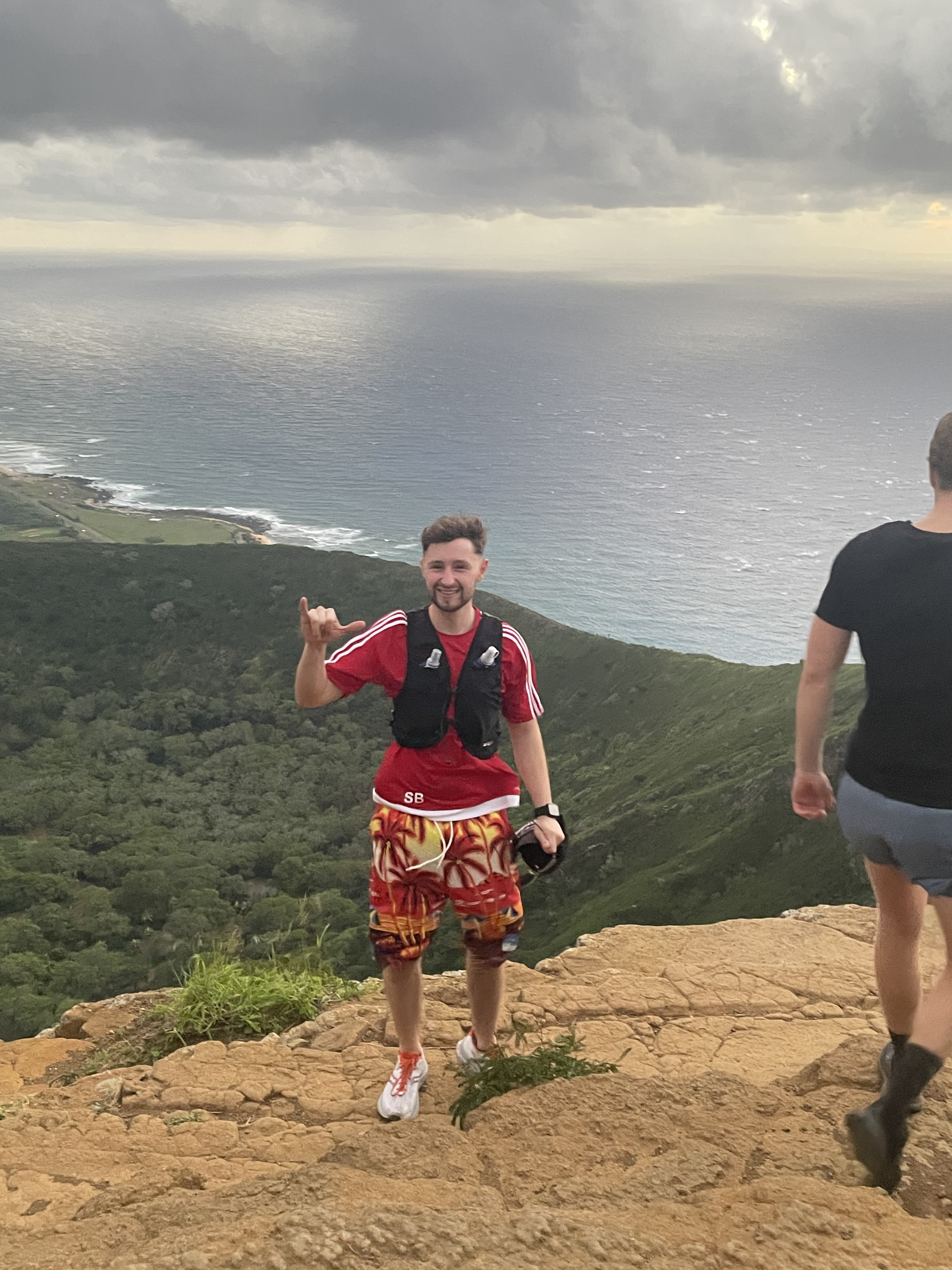 Auf den Eisenbahnschwellen des Koko Head Trails
