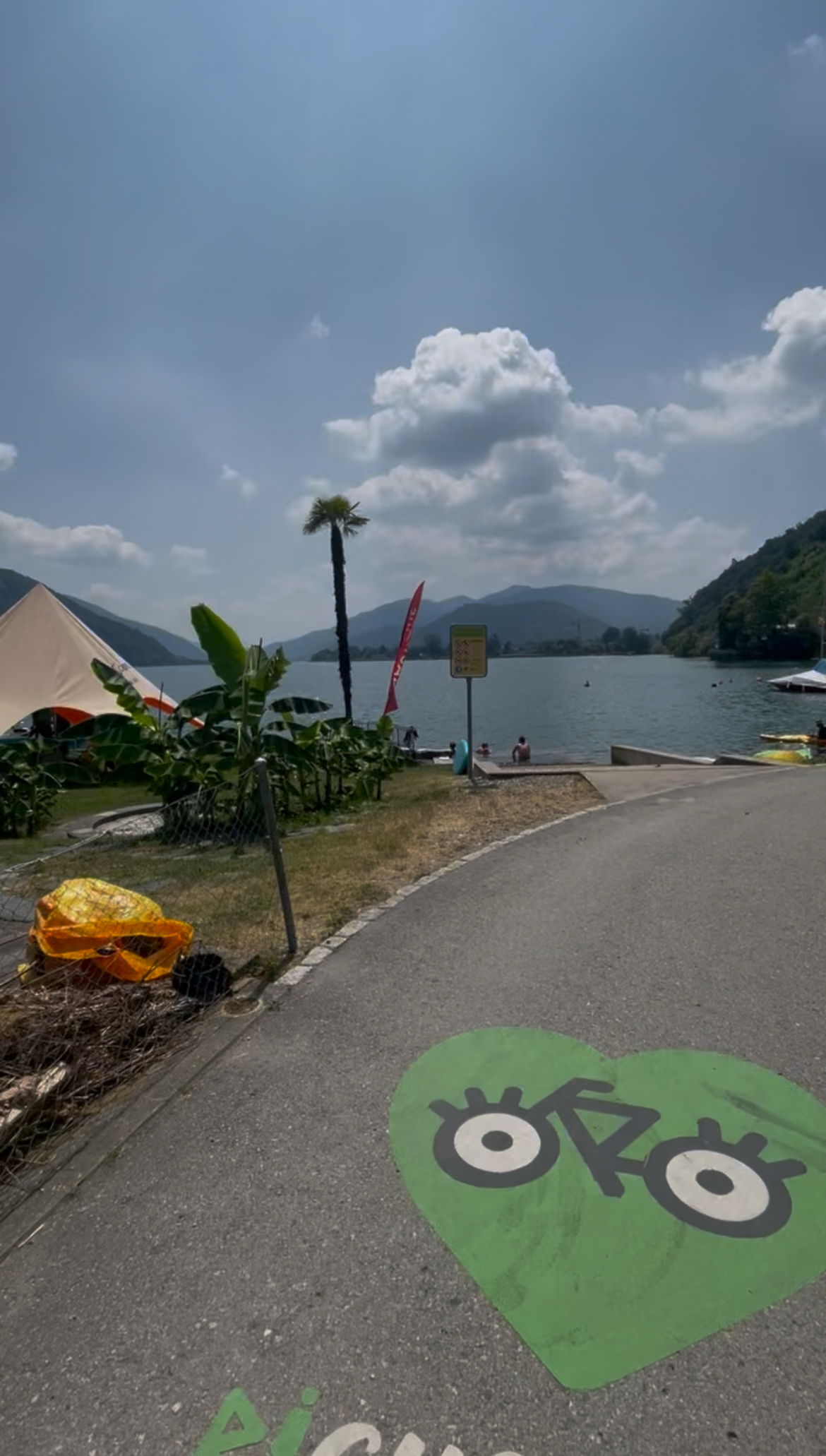 Camping an einem Bergsee