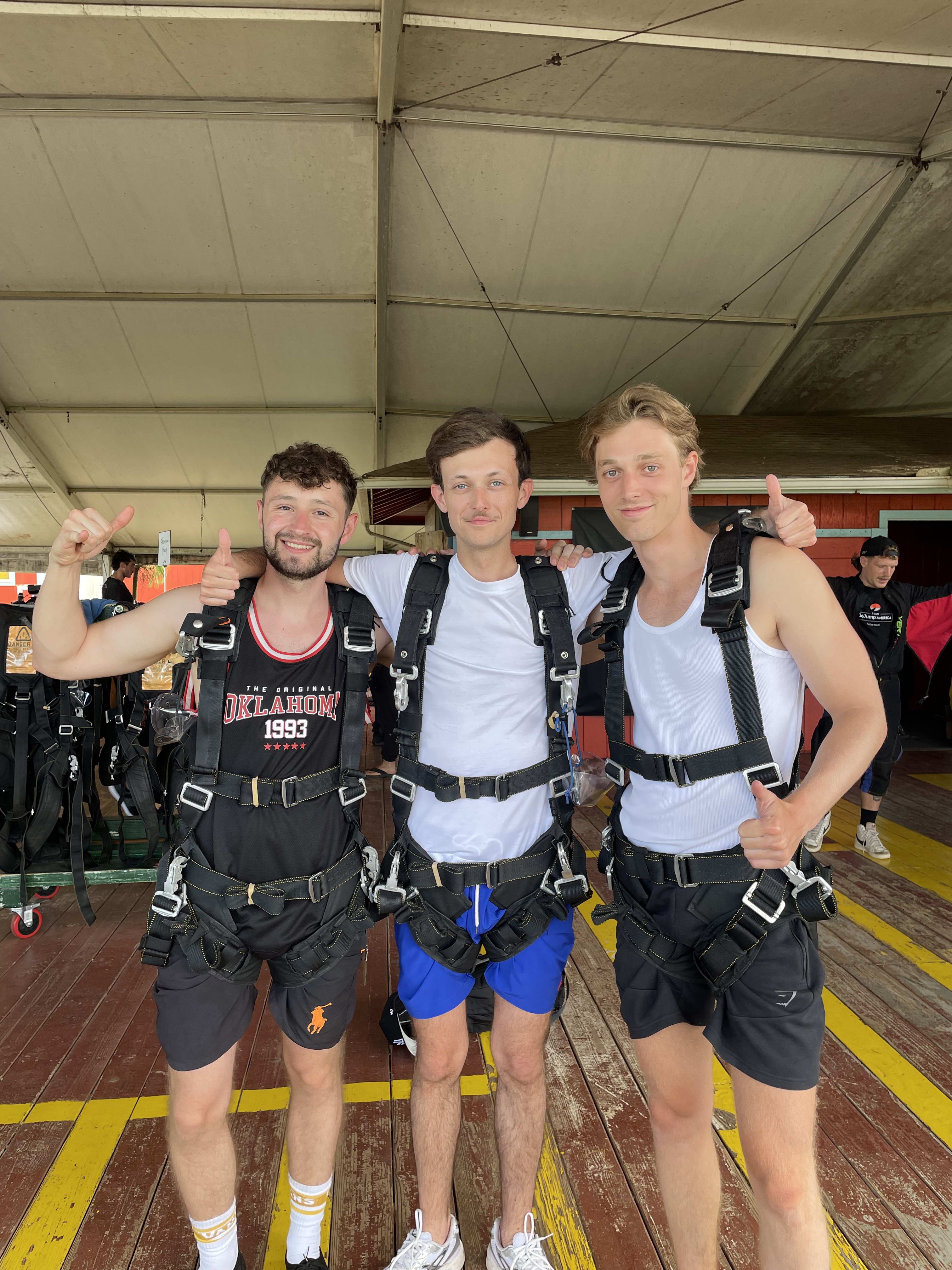 Vor dem Sprung – mit Harness im Drop Zone Gebäude von GoJump Hawaii