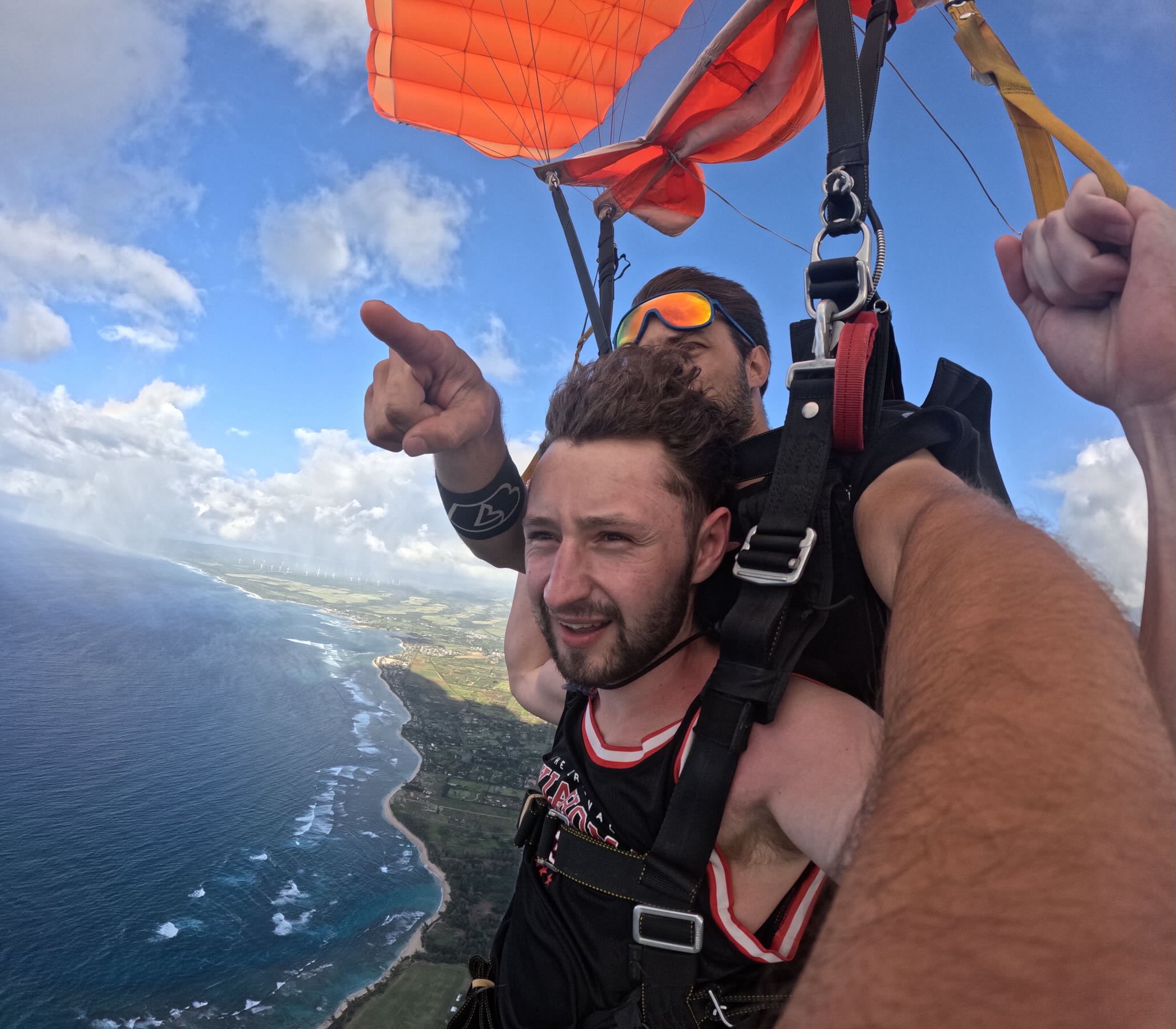 Fallschirm geöffnet – Blick auf die Küste von Oahu