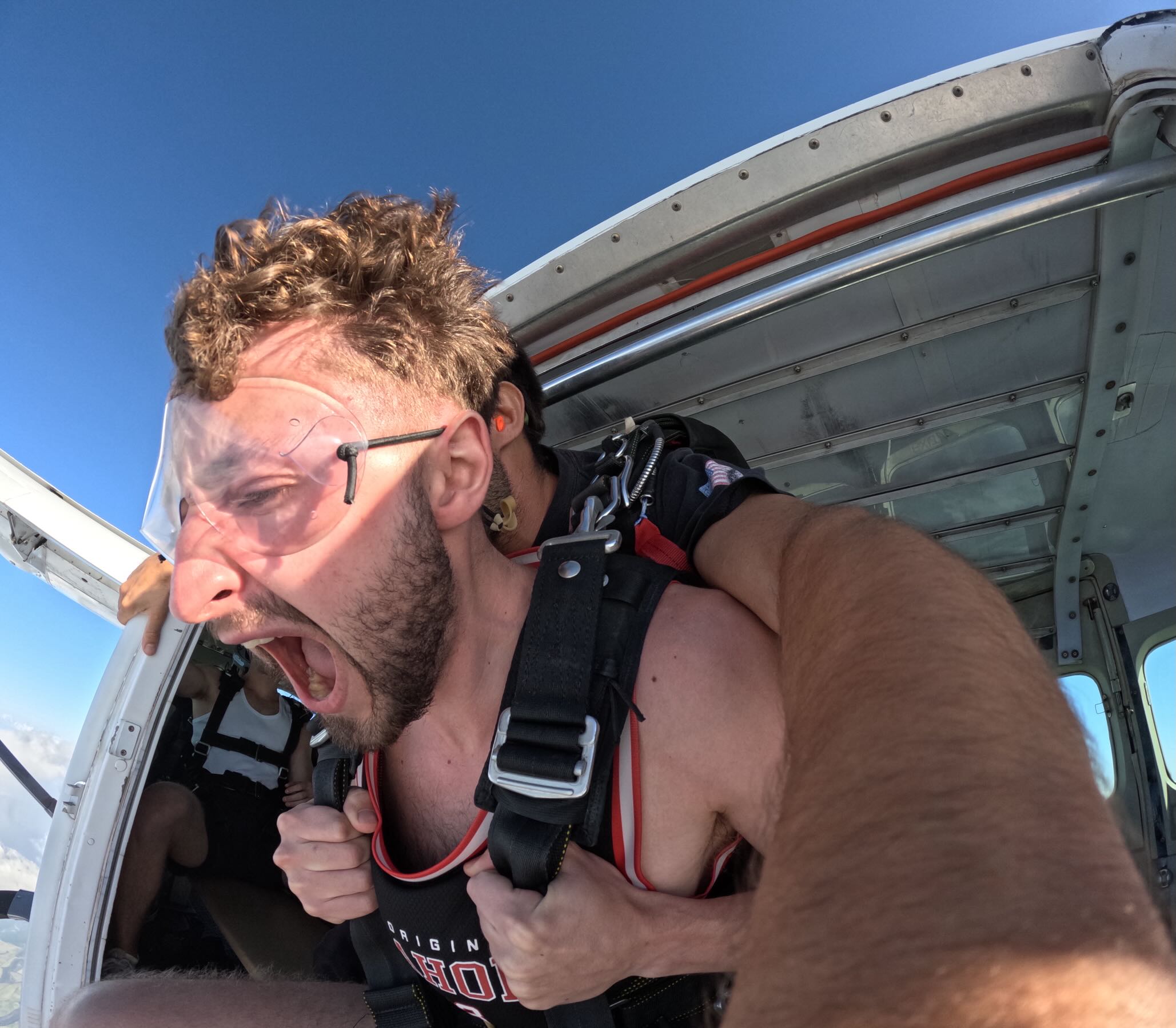 Im Flugzeug kurz vor dem Absprung