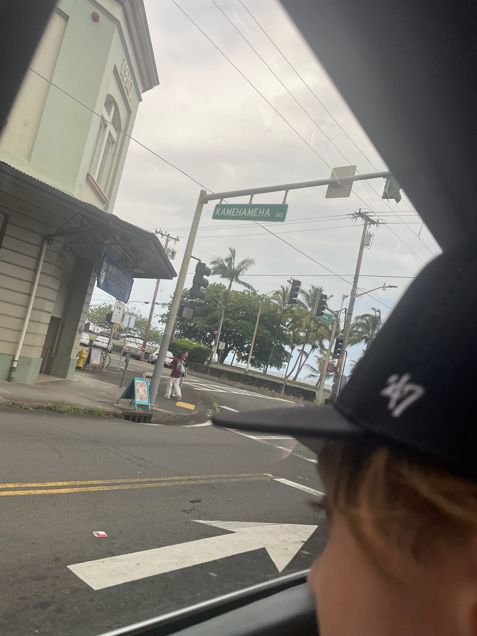 Kamehameha Avenue – typische Straße auf Big Island