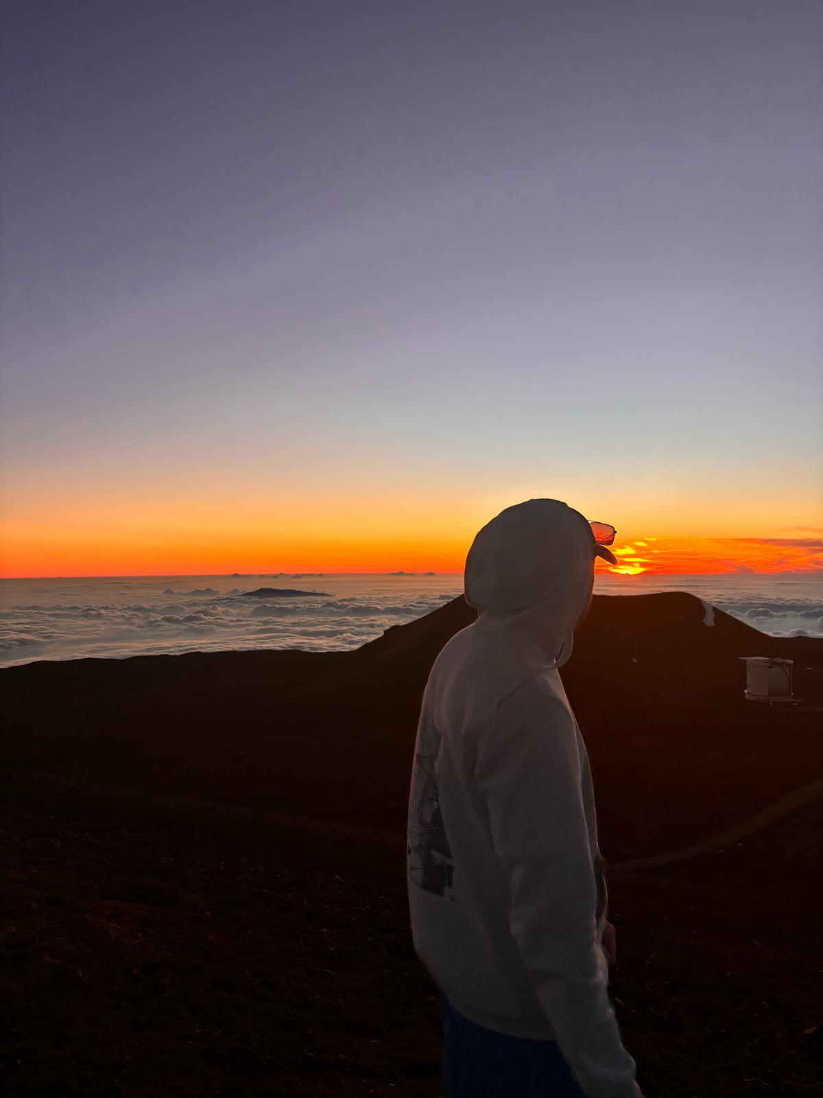 Sonnenuntergang über den Wolken auf dem Mauna Kea